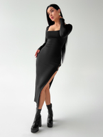 Платье удлиненное однотонное с овальным вырезом и разрезом по ноге