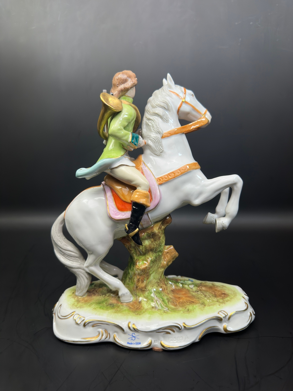 Конный охотник с ружьем