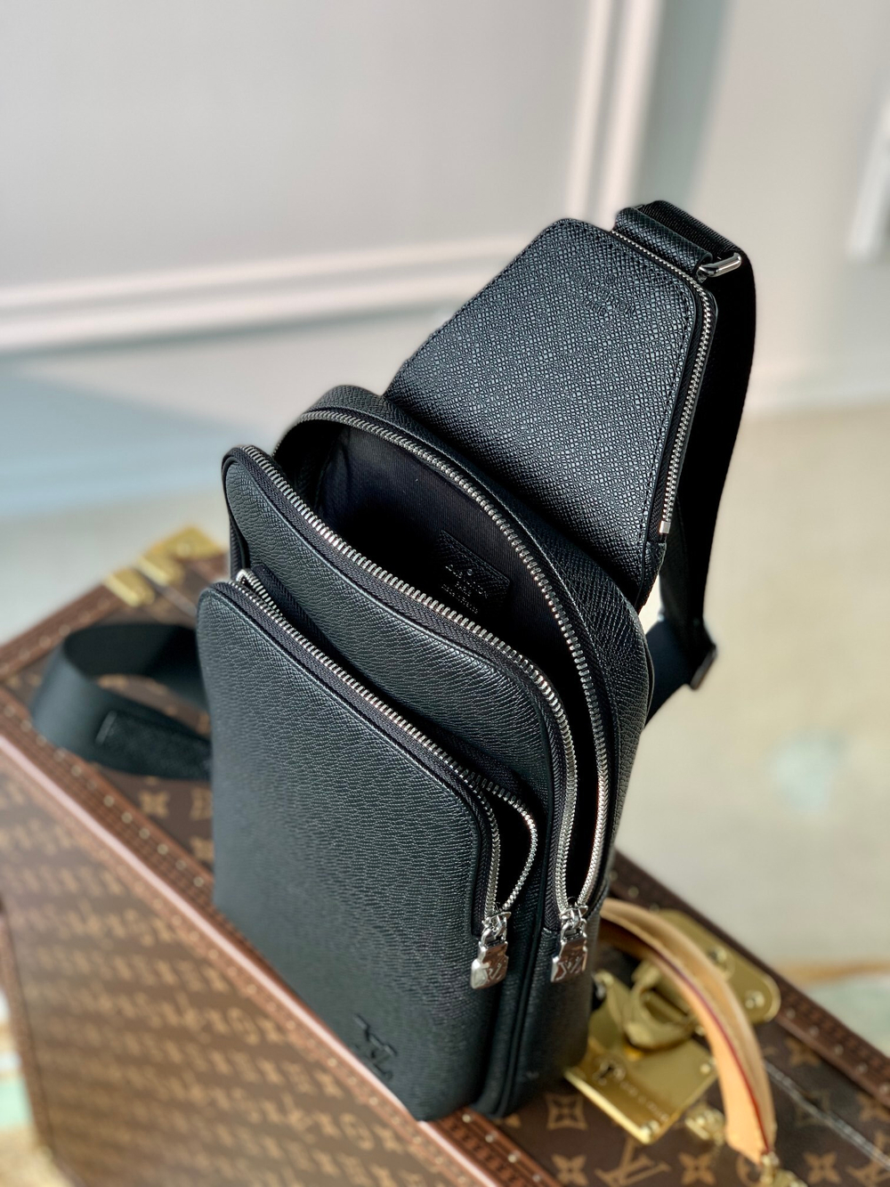 Louis Vuitton Avenue Slingbag