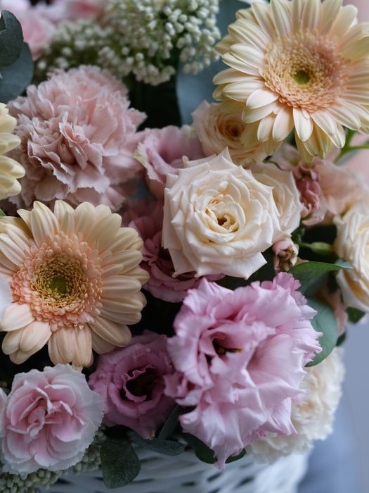 Композиция в корзине "Светлые чувства"