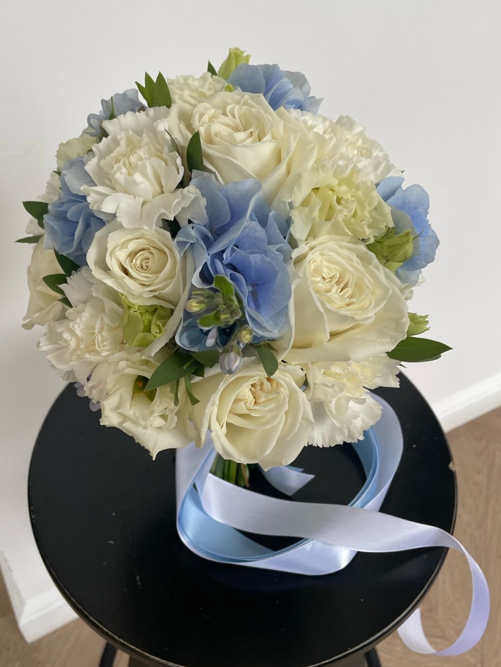 Свадебный букет из лизиантуса, гортензии, одноголовых роз, оксипеталума и эвкалипта