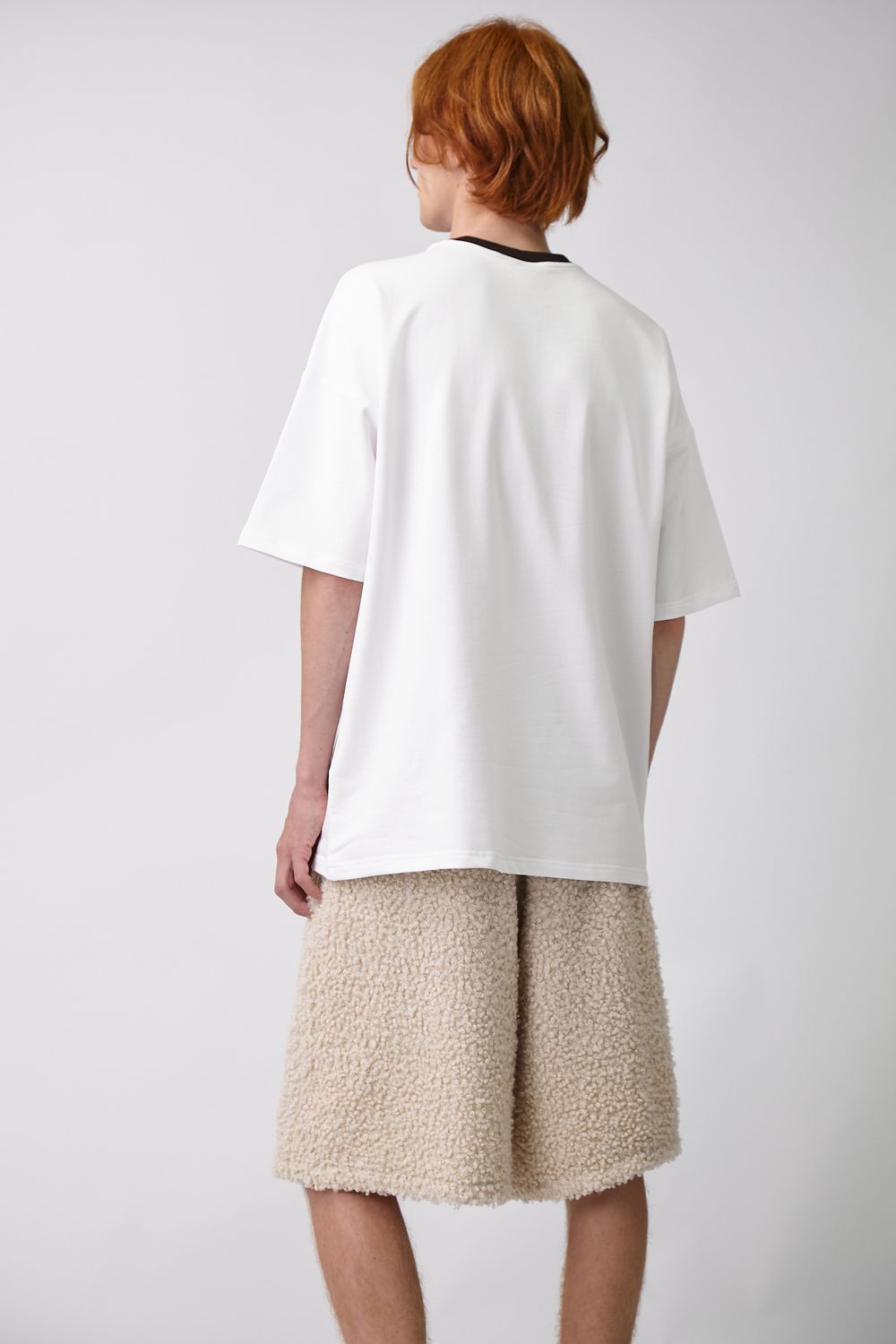 Футболка Choompu оверсайз с красным воротом белая