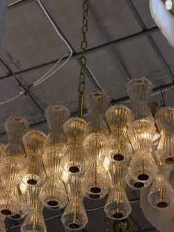 Эффектная люстра с множеством рифлёных стеклянных плафонов на золотом основании ✨