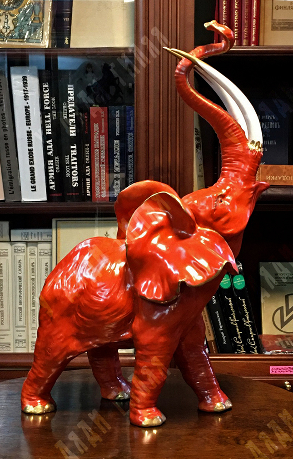 Слон. Статуэтка. Италия: C.Villari. Фарфор, ручная роспись. Размер: 25 х 13.5 х 40 см.