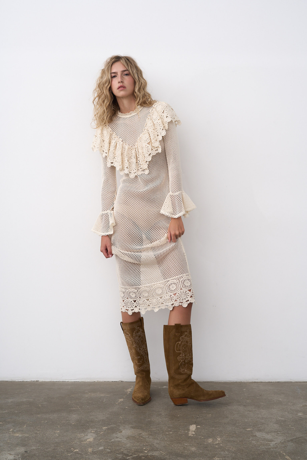 Платье-сетка с рюшей