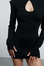 Платье мини с разрезом на груди в виде капельки