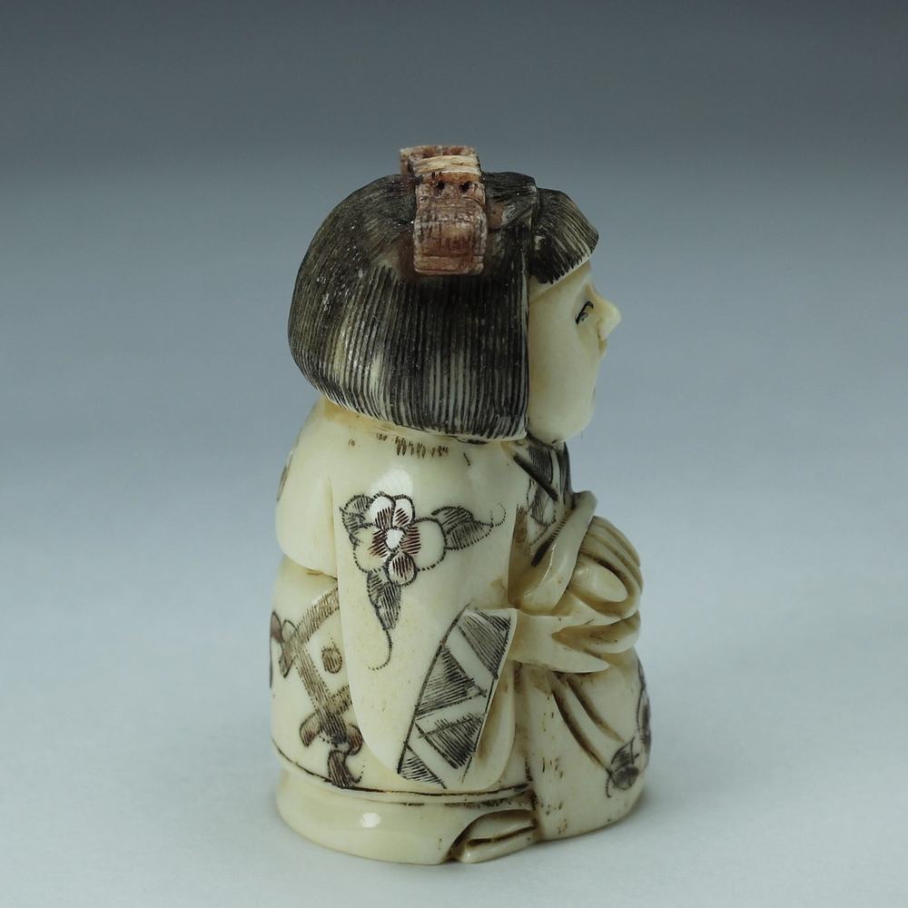 Нэцкэ Девочка с корзиной