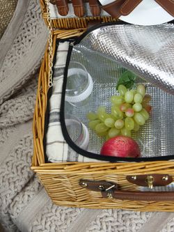 HOLYDAY BASKET Набор для пикника с термосумкой и пледом на 4 персоны