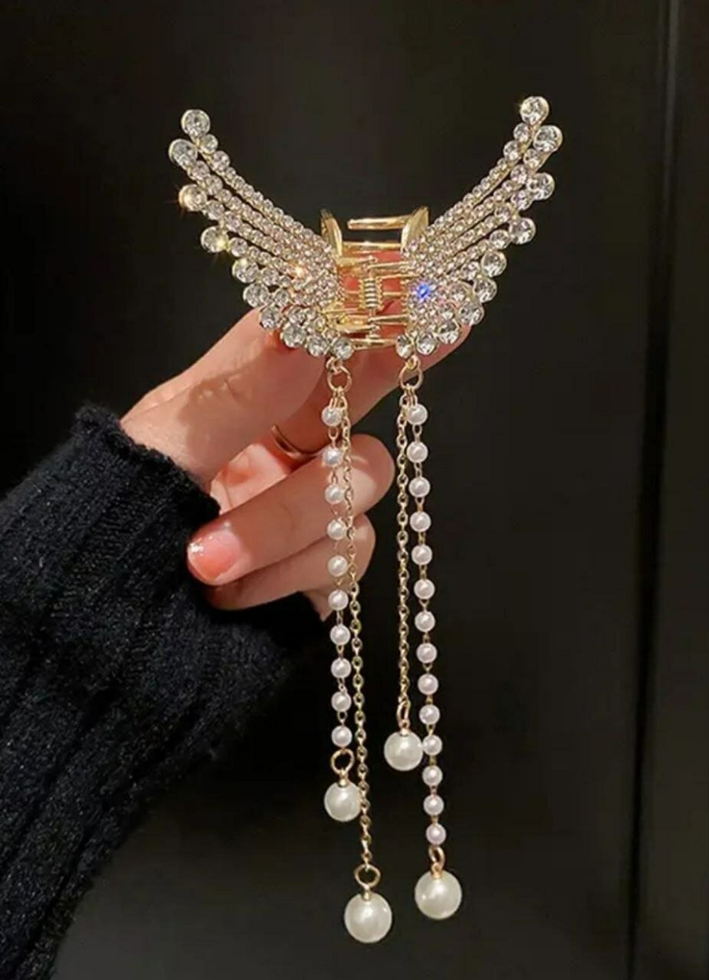 Заколка -краб. Бабочка  со стразами и жемчужными (имитация) подвесками. Цвет Золото