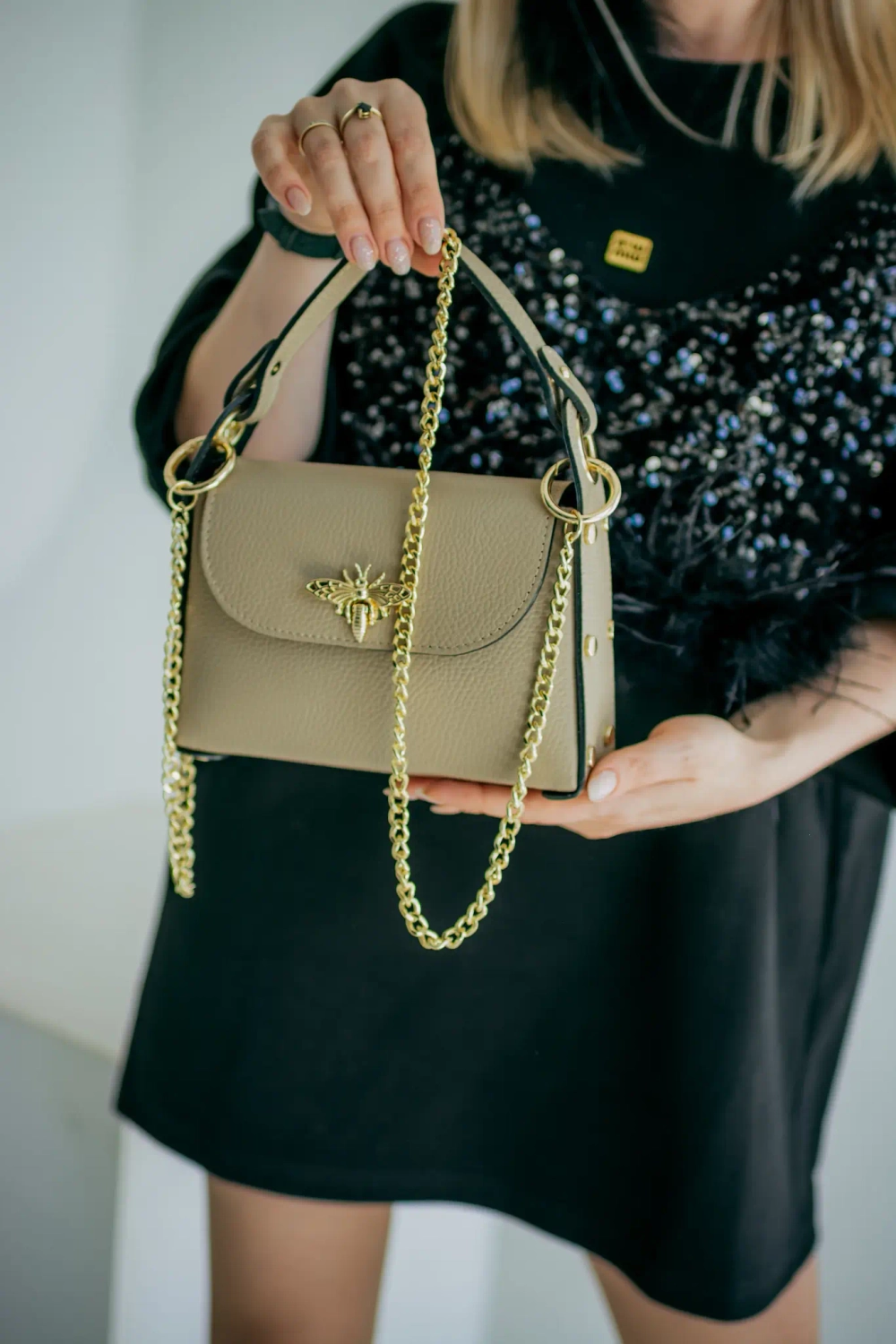 Женская сумочка с застежкой-пчелкой из натуральной кожи цвет taupe