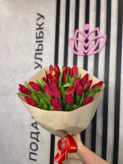 Букет 25 красных тюльпанов