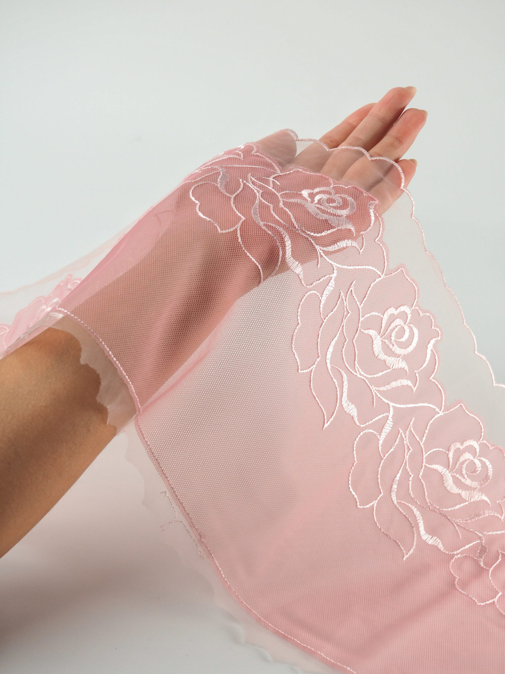 Вышивка на сетке коралловый миндаль с молочным ширина 19 см ОТРЕЗЫ