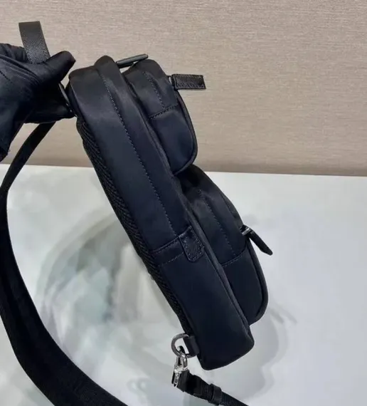 Рюкзак Prada Re-nylon слинг, черный