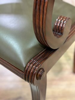 Кресло "Регентство" с зелёной кожей