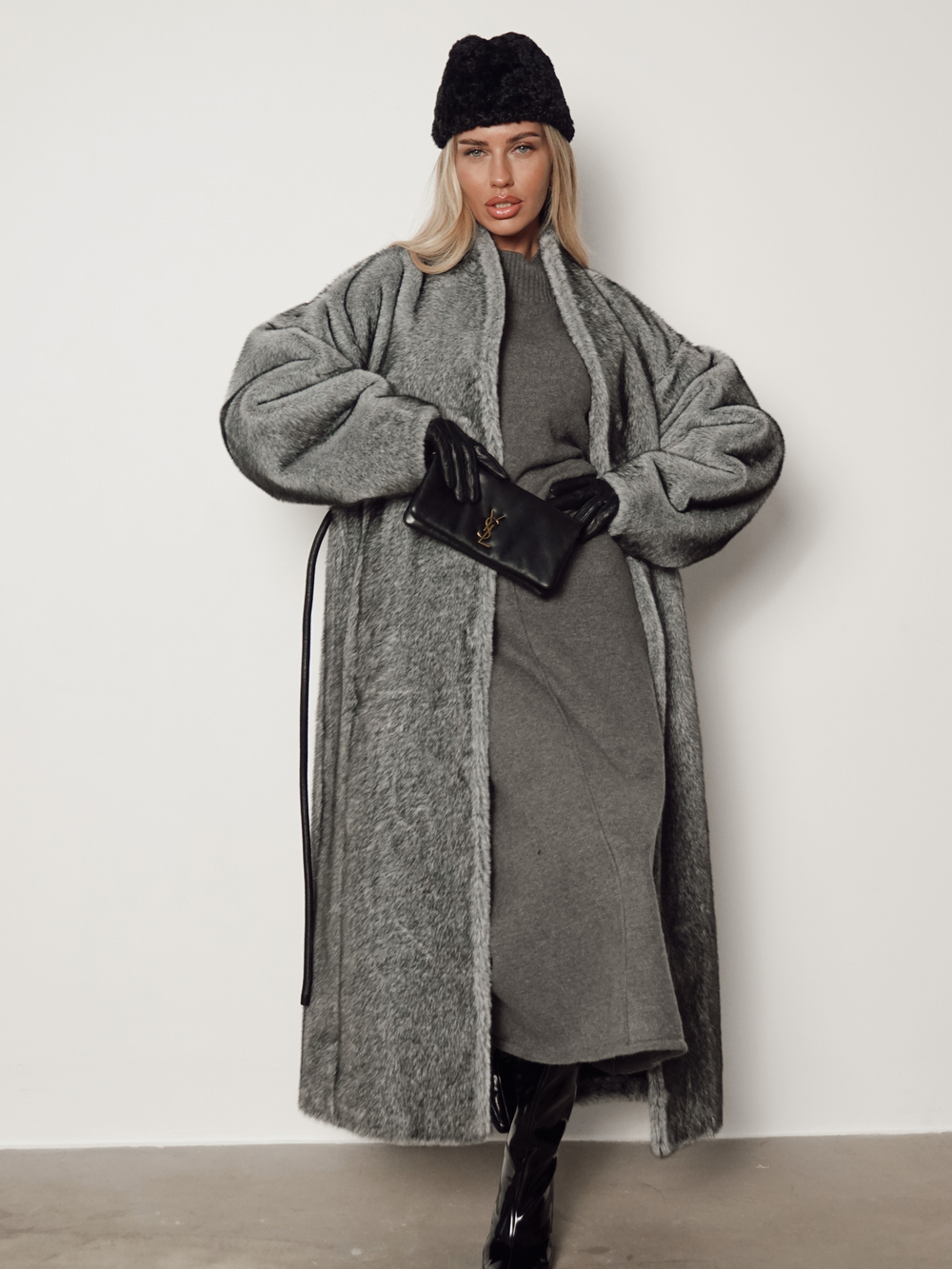 Шуба из экомеха с воротником-стойкой