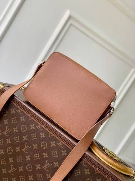 Сумка-мессенджер Louis Vuitton