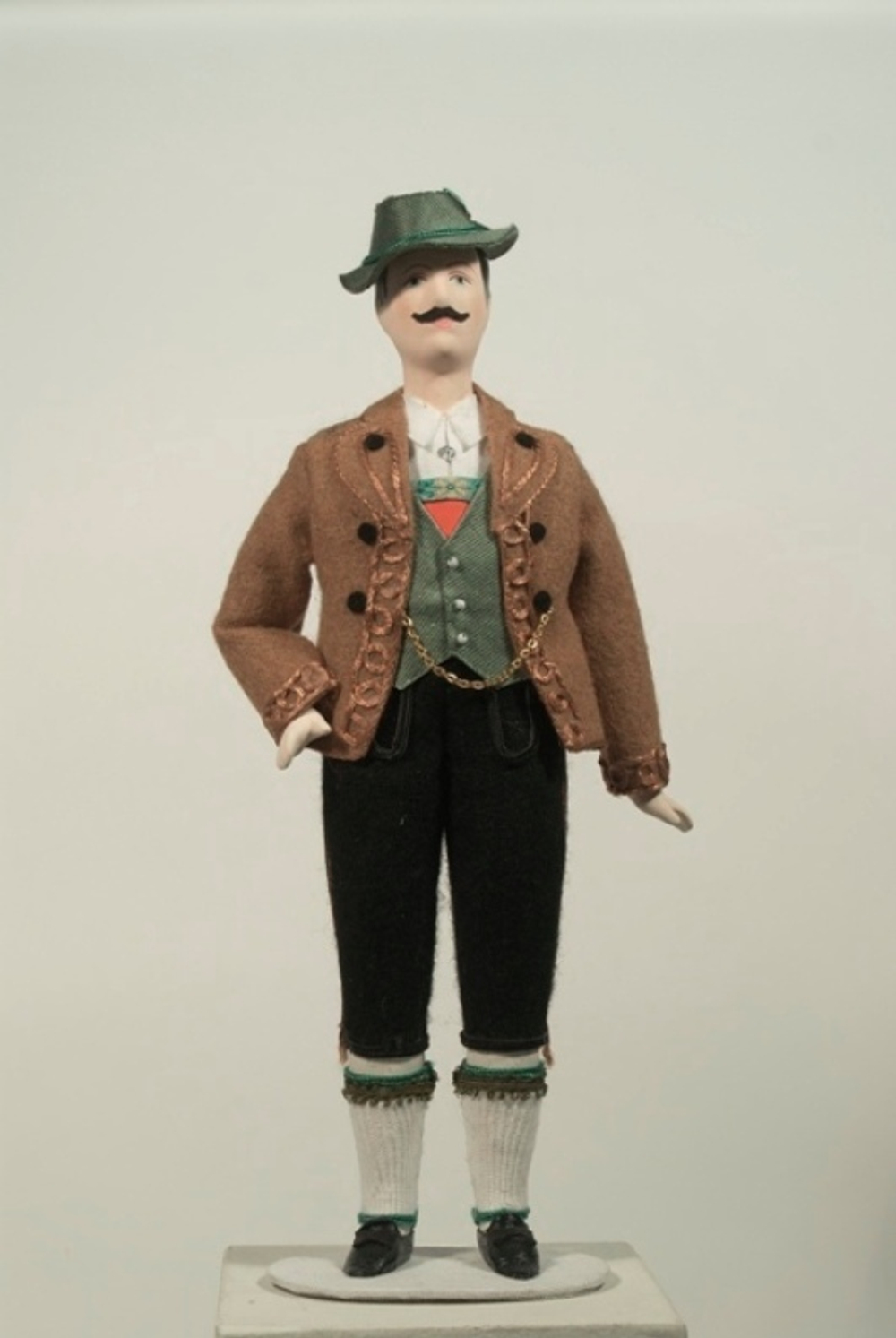 Кукла фарфоровая в Мужском национальном немецком костюме 20в. Бавария