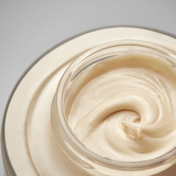 Лифтинг-крем с пептидами: Как «умные» молекулы возвращают коже упругость и гладкость