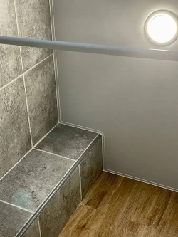 Вставка заглушка для натяжного потолка, 20 м, белая / плинтус ленточный для маскировки стыков в ванной, кухне и комнате