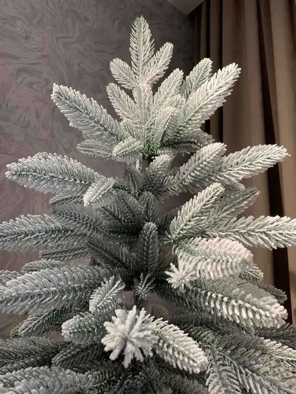 Заснеженная елка на ножке «Иветта» (Литая хвоя) 240 см / 2,4 м