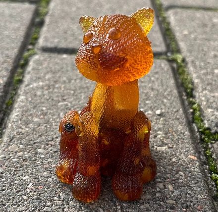 Кот вязаный сидит