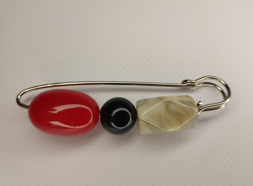 Булавка брошь "Камушки" для кардигана,  пальто, платков, костюмов, одежды.Цвет серый зелёный красный.