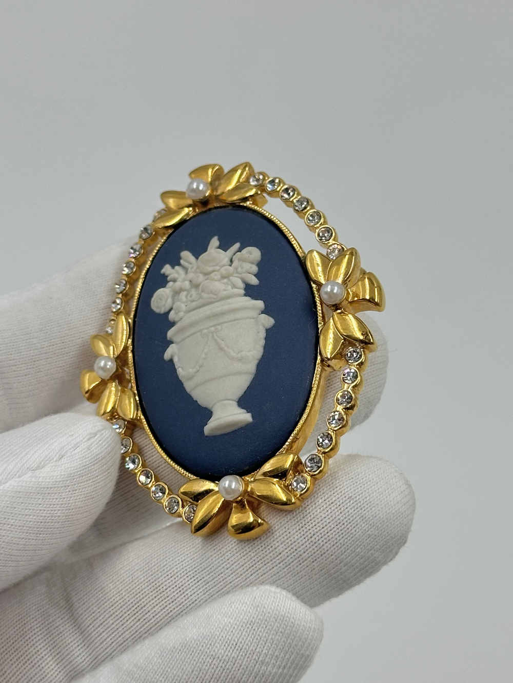 Брошь Wedgwood синяя