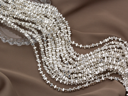 Нить гематитовых бусин, треугольники 4,5мм