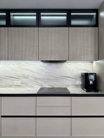 Современная кухня «Эмаль Премиум» с фрезерованными фасадами и витражами