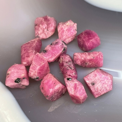 35819 Рубин корунд необработанный 10-14мм