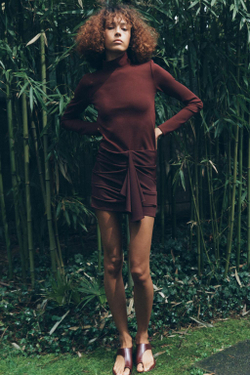 ZARA КОРОТКОЕ ПЛАТЬЕ С РАЗРЕЗОМ, ЦВЕТ БУРГУНДСКОГО ВИНА