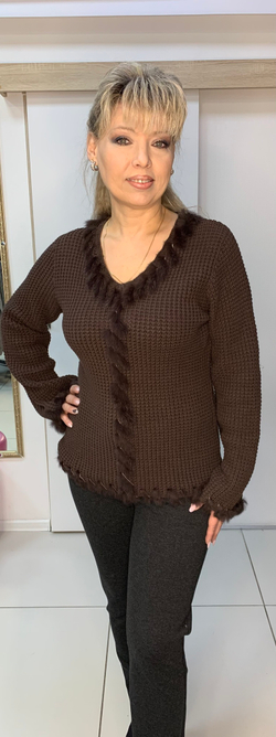 Коричневый джемпер с меховой отделкой