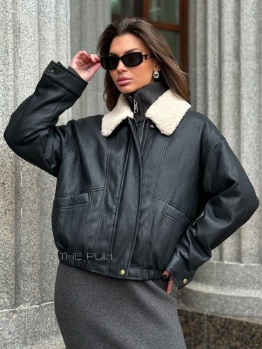Черная утепленная куртка из эко-кожи