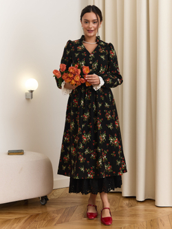 Платье с воротником стойкой