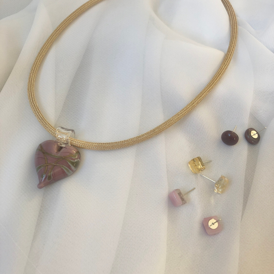 Кулон сердечко лиловое на золотом шнурке