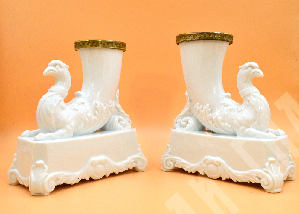 Пара фарфоровых ваз в форме ритона на постаменте. Фарфор, бронза. Франция. XIX в.