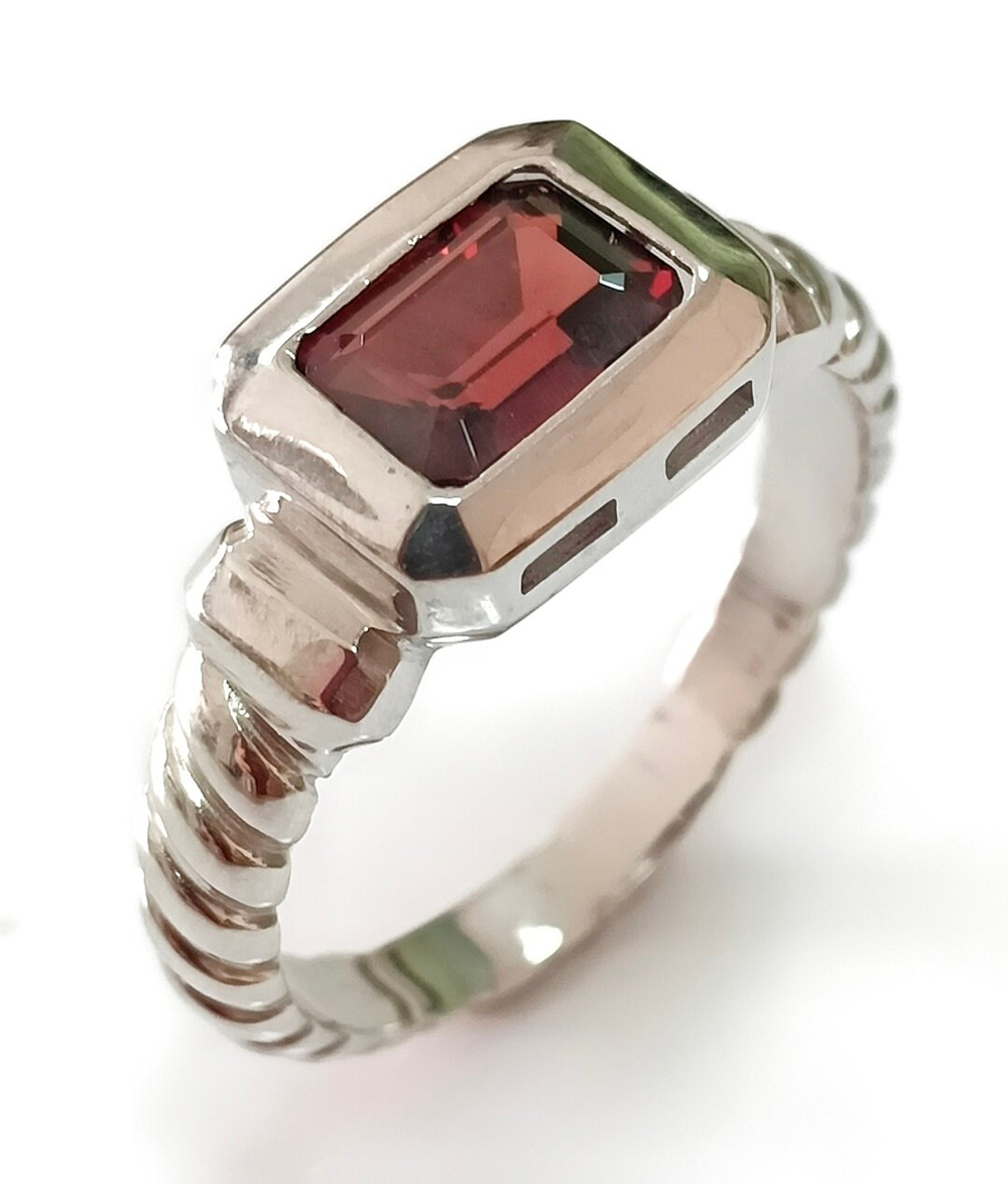 Ювелирное кольцо из серебра с гранатом
