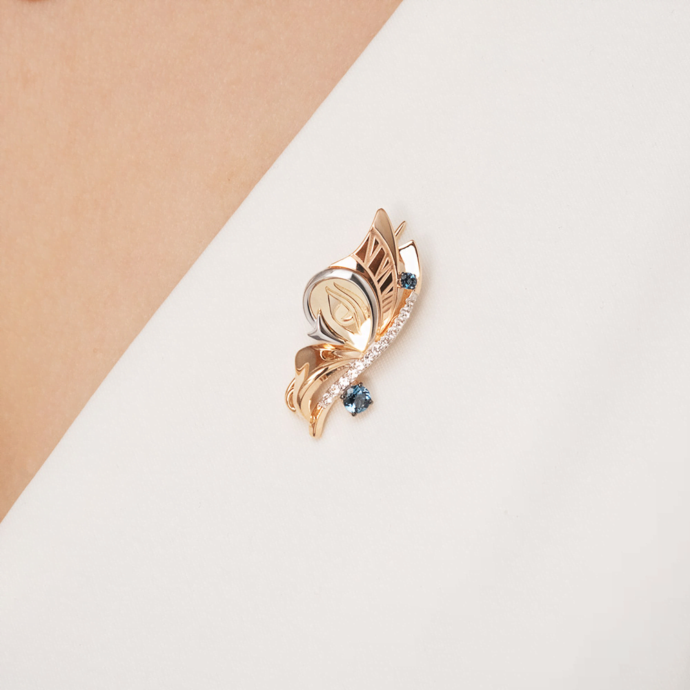 Брошь "Тайна красоты" из комбинированного золота c топазами и натуральными топазами white Артикул: 04-0262-00-201-1113