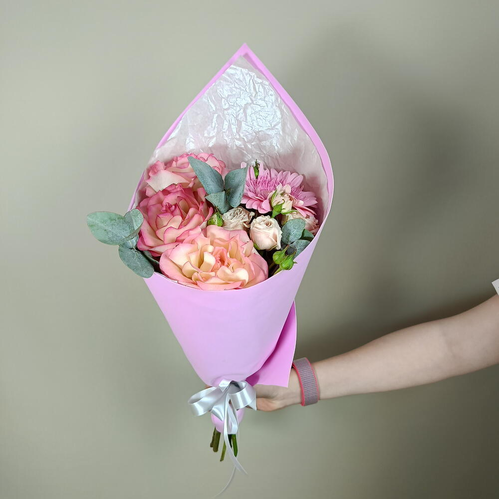 Нежный букет из французских роз эвкалипта герберы и кустовой розы в упаковке