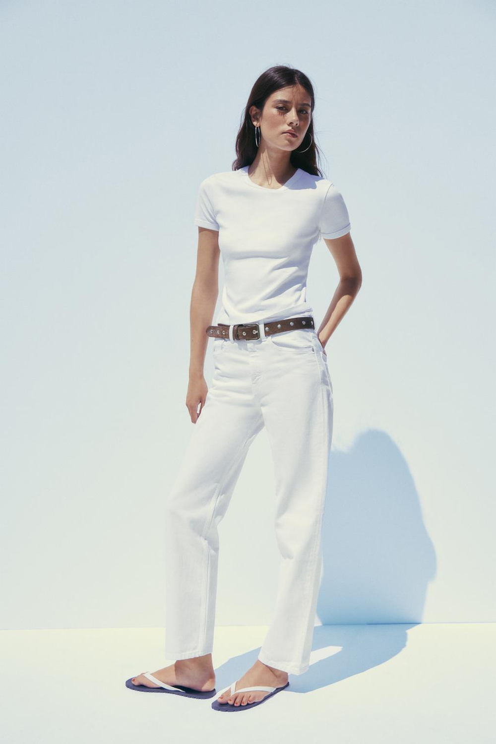 ZARA ФУТБОЛКА С ДЕКОРАТИВНОЙ СТРОЧКОЙ НА СПИНЕ, БЕЛЫЙ