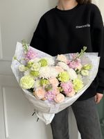 Букет сборный из хризантемы, диантусов, маттиолы, вибурнума и хризантемы