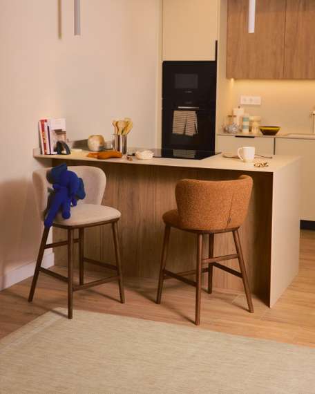 Полубарный стул Ciselia из бежевого шенилла с ножками из ясеня в отделке орех