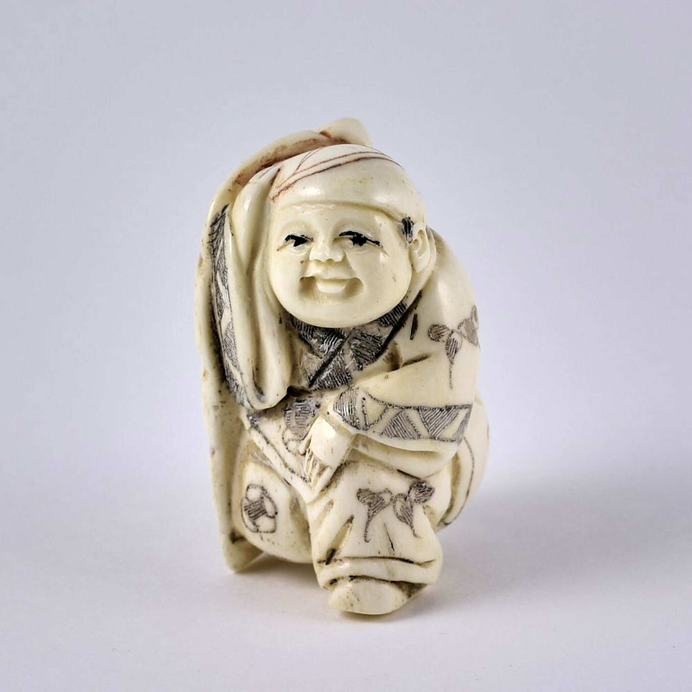 Нэцкэ Ребенок карако на огромном листе