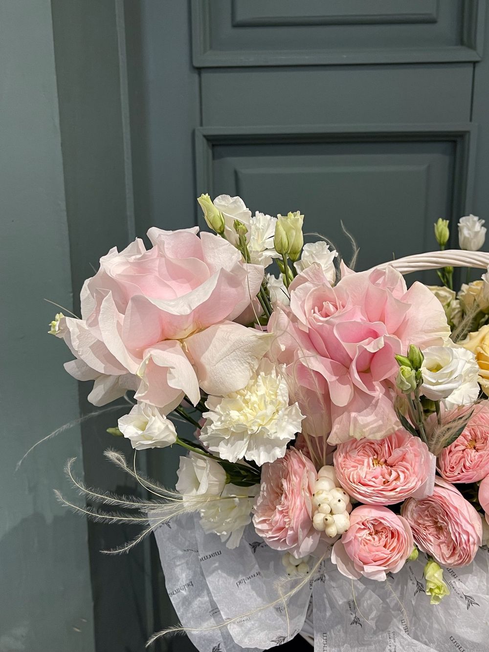 Цветочная корзина из роз, эустомы, диантусов и кустовых пионовидных роз