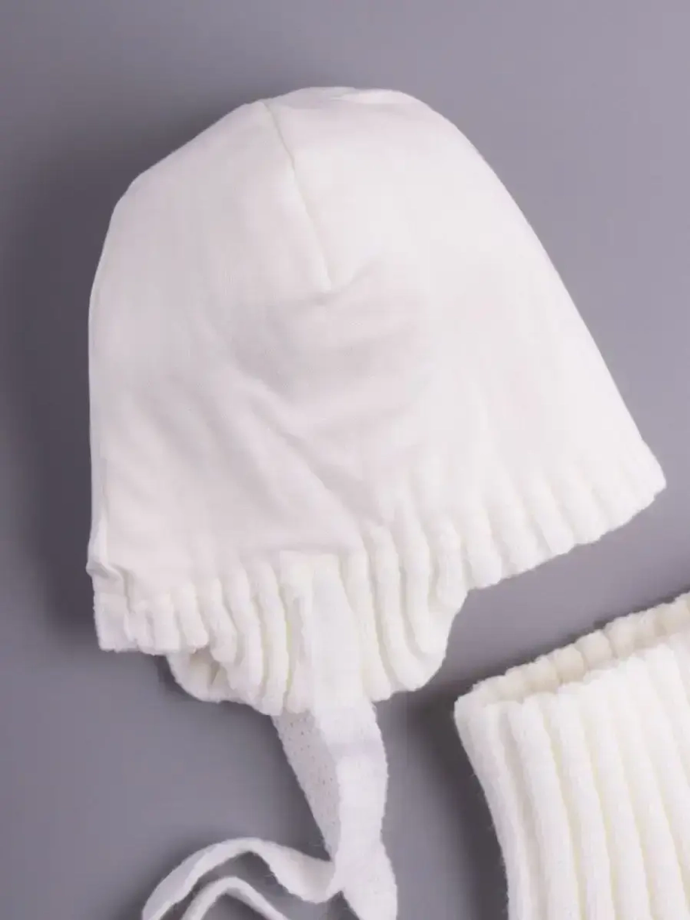 Шапка осенняя детская на завязках и снуд