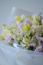 купить букет с весенними цветами