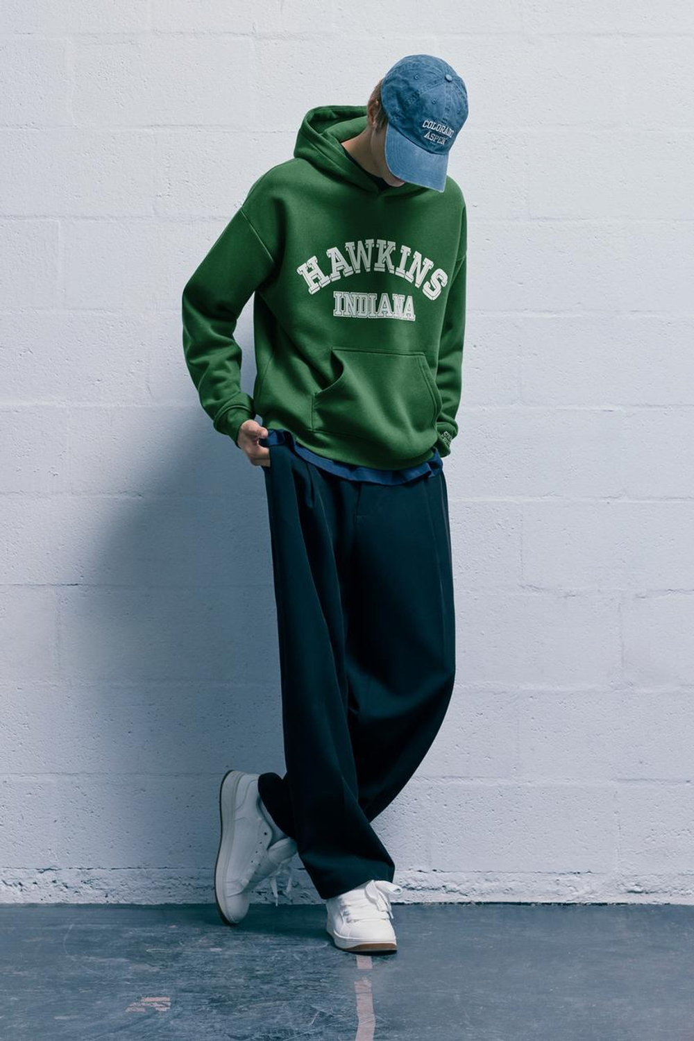 PULL&BEAR Толстовка с капюшоном"Stranger Things", зеленый