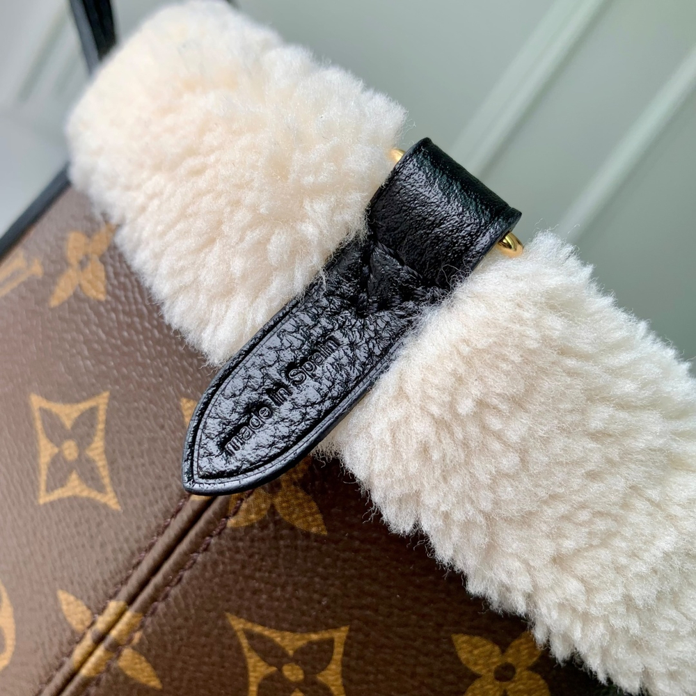 Louis Vuitton Neverfull Bandouliere Inside Out BB