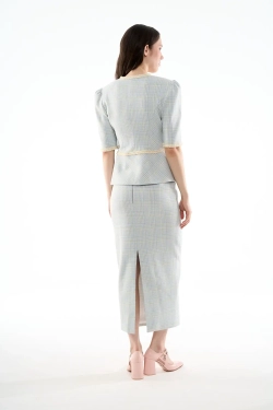 Жакет с объемными плечами и баской голубой