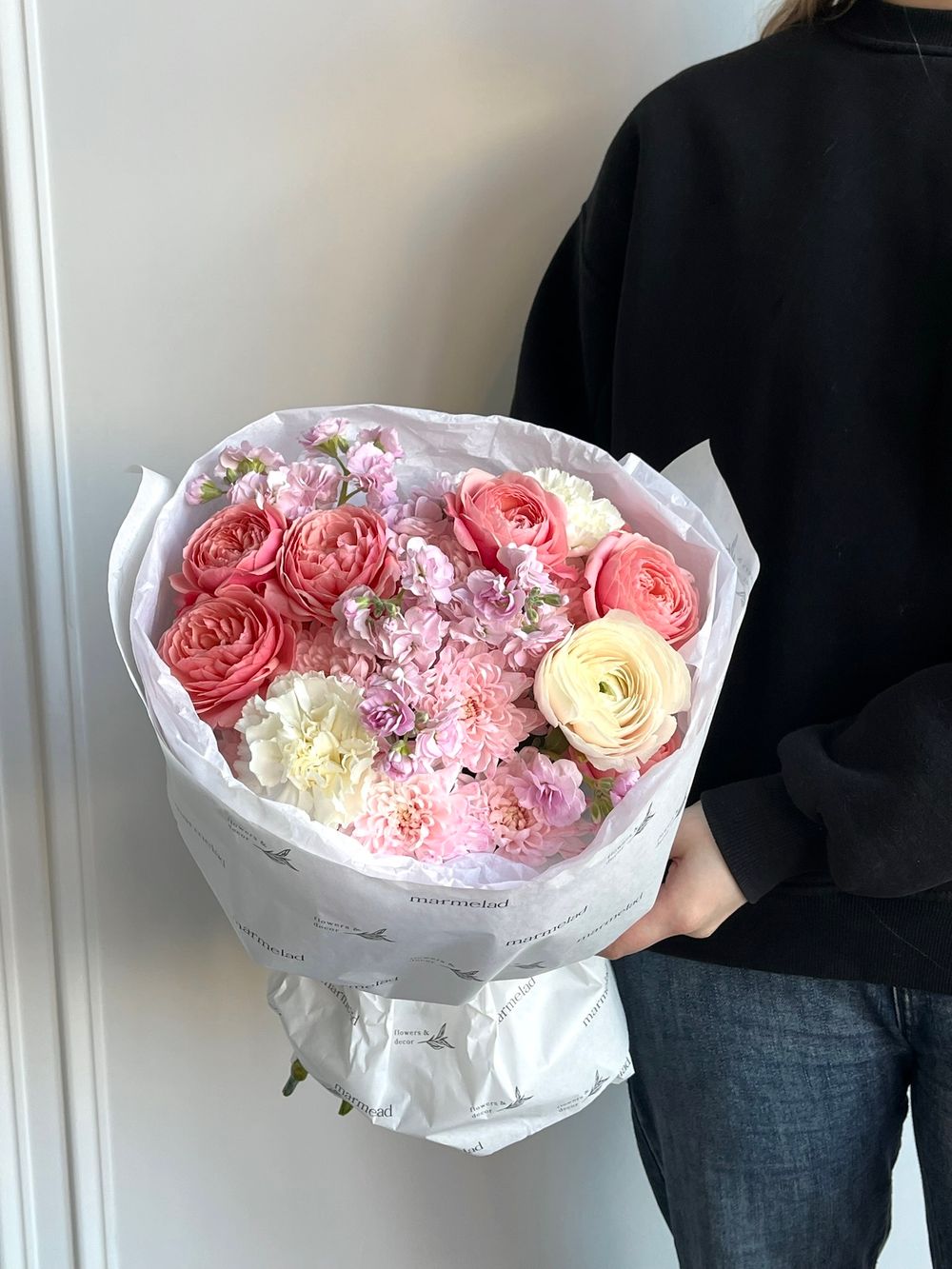 Сборный букет из хризантемы, маттиолы, кустовых пионовидных роз и диантусов роз - размер S